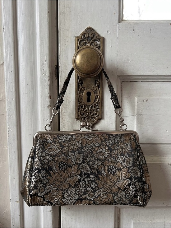 Vintage Handbags - Vintage Black & Gold Floral kiss lock clutch